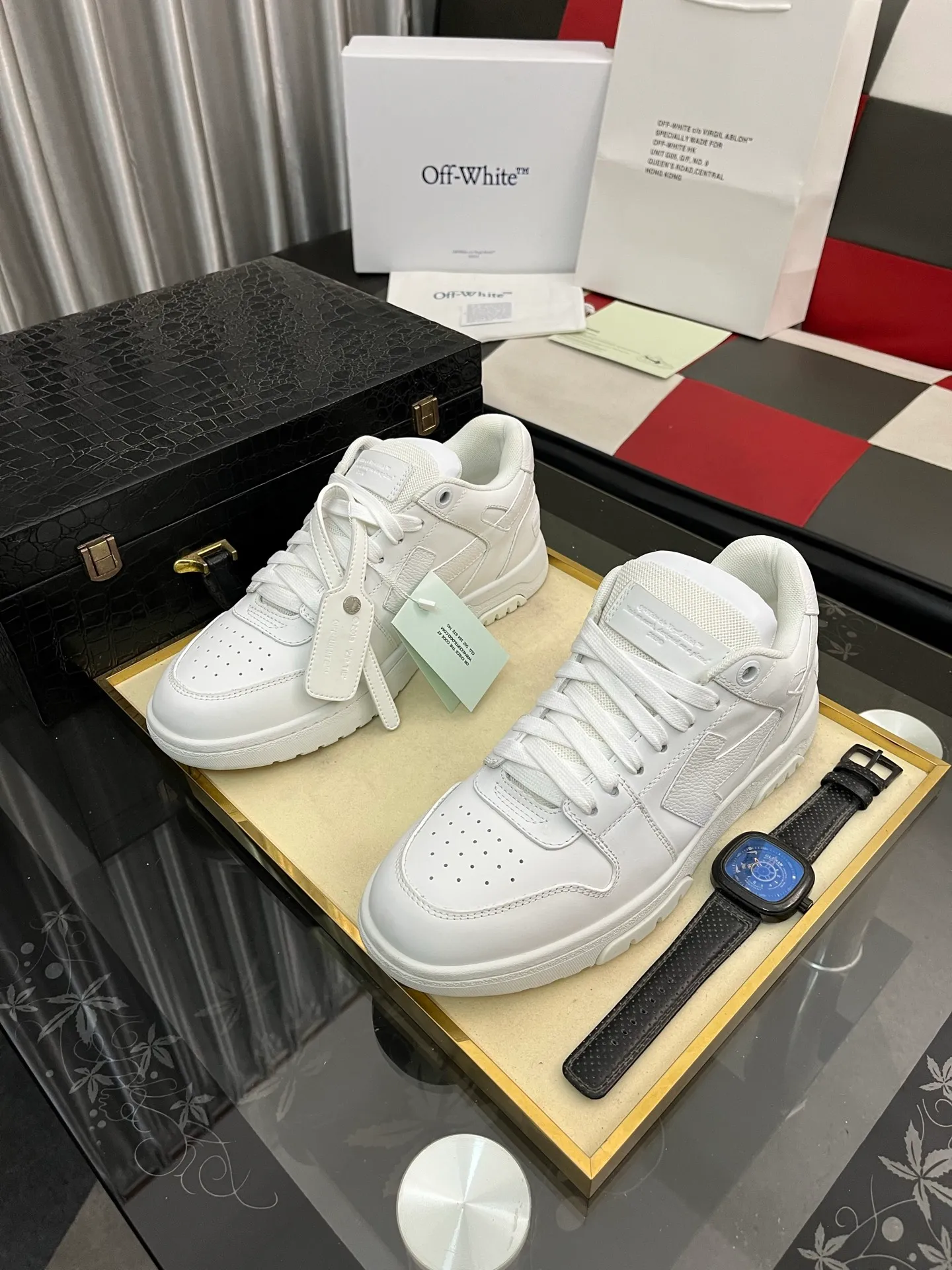 320⌚️⌚️ OFF-White C/O VirGil Abloh fashionable and versatile casual shoes, the exclusive first release of the new model. Made of environmentally friendly cowhide leather and mesh fabric upper material. The insole is embedded with foam cushioning EVA material. The correct midsole is equipped with EVA lightweight cushioning. External tooth stud anti-slip rubber outsole. The correct accessories can be customized simultaneously. Women's model: 35-40 Men's model: 39-45